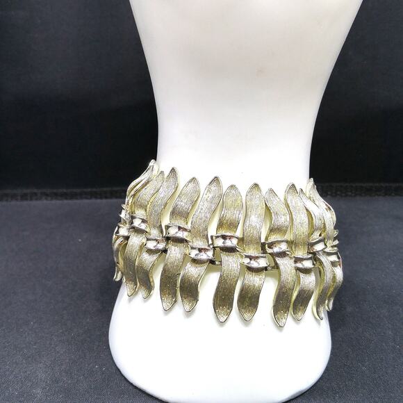 Vintage Lisner Mid-Century Modern Gold & Silver Tone Wide Link Bracelet, 1950s - Picture 4 of 10